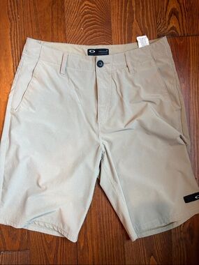 Oakley Men's Tan Performance Shorts size 32